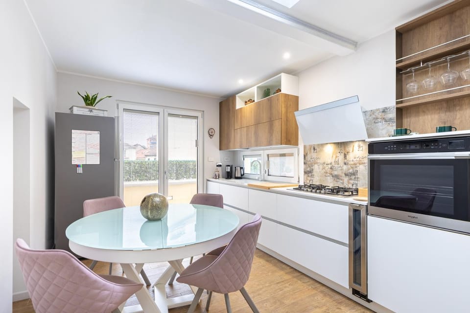 Kitchen or kitchenette, Dining area, dishwasher, minibar, oven, pet friendly, stove, kitchen
