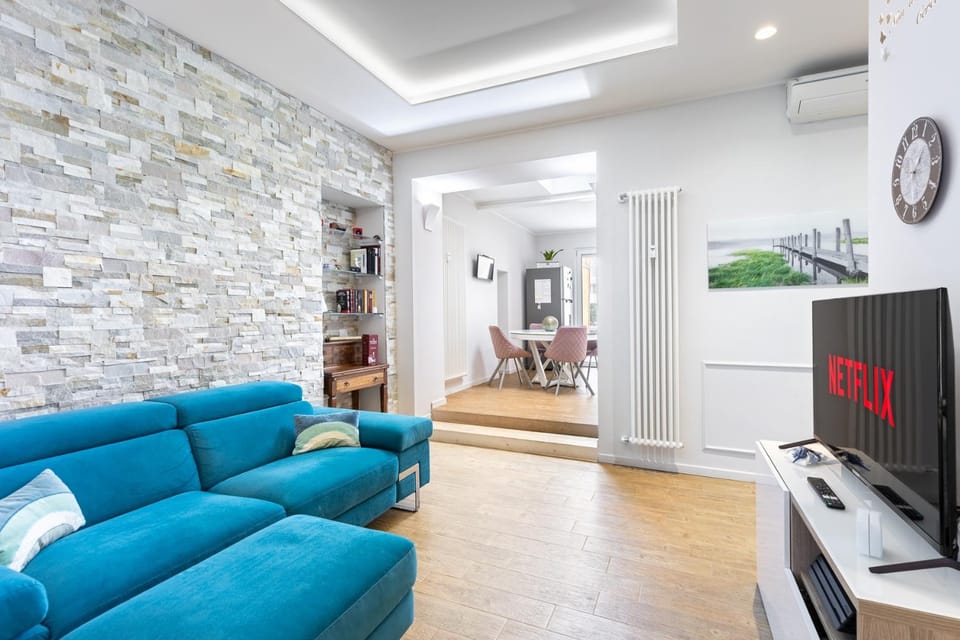 Communal lounge/ TV room, TV and multimedia, Living room, Seating area, Evening entertainment