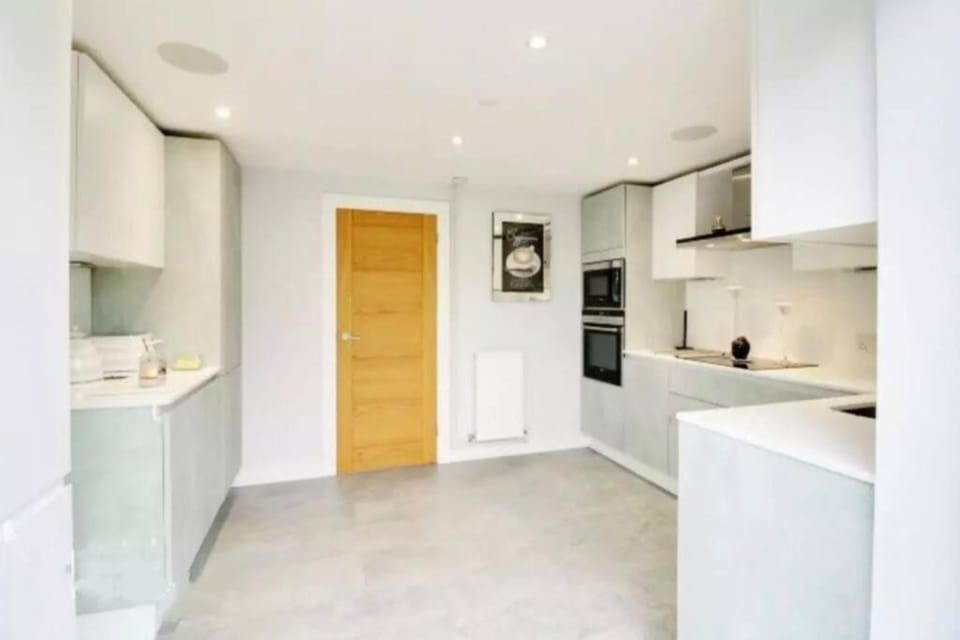 Recently renovated,modern house. train station House in Hatfield