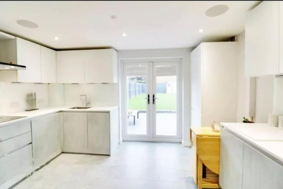 Recently renovated,modern house. train station House in Hatfield