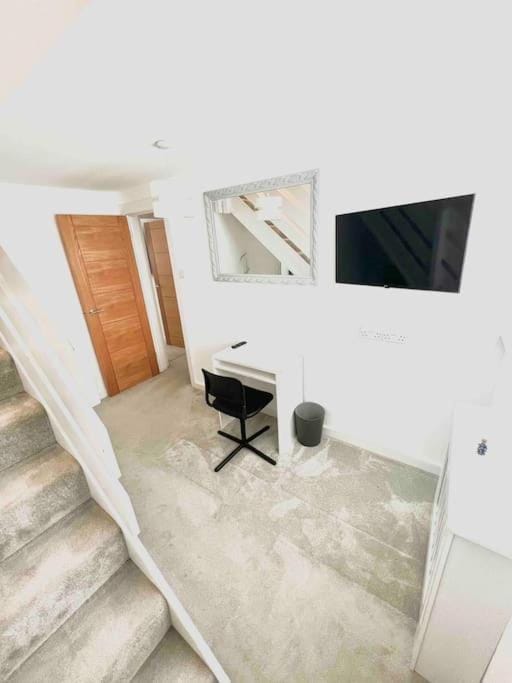 Recently renovated,modern house. train station House in Hatfield