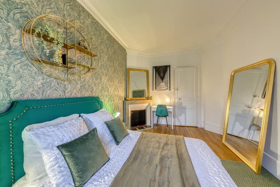 Photo of the whole room, Bedroom