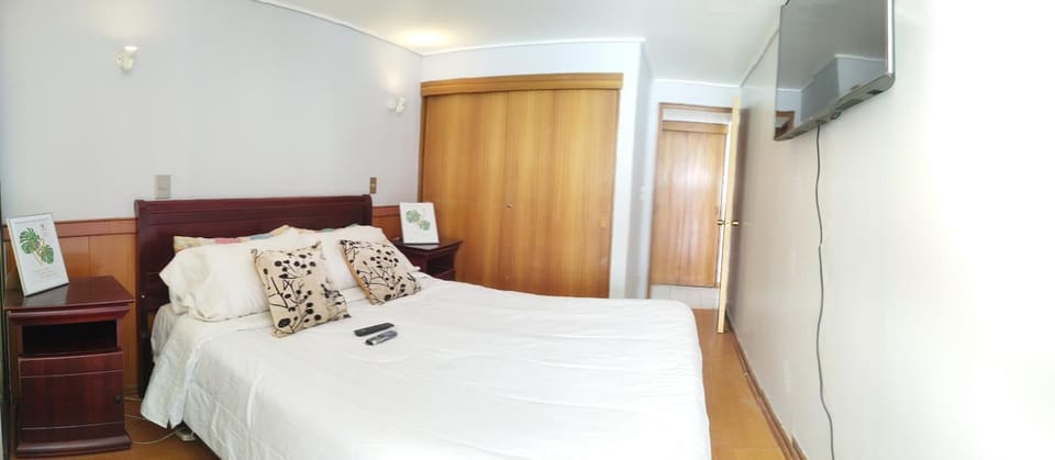 Bed, TV and multimedia, Photo of the whole room, Bedroom