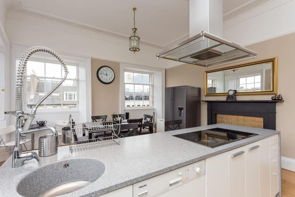 Prime Edinburgh City Centre - 4 Bed Penthouse Apartment in Edinburgh