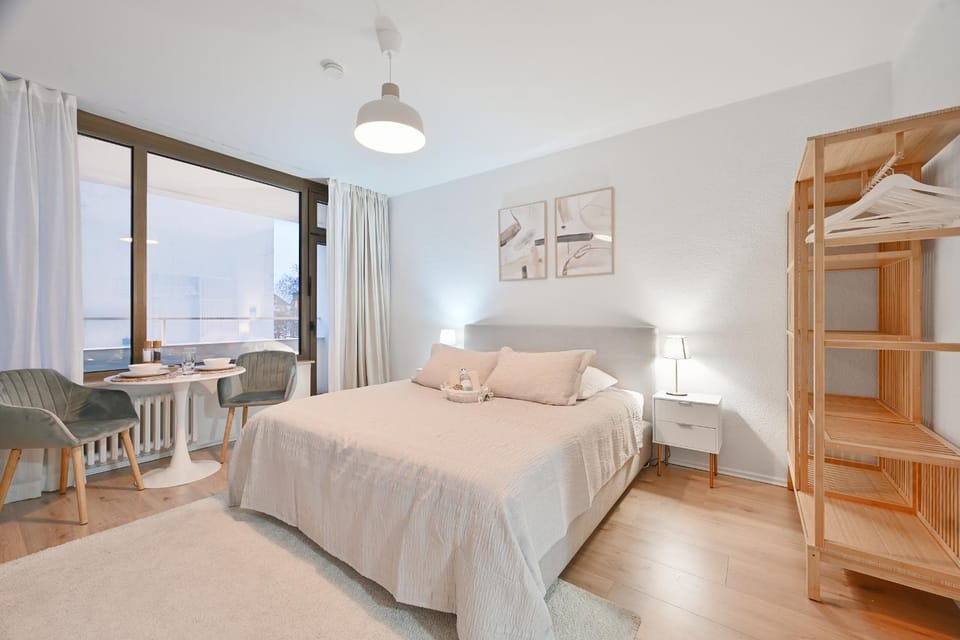 Bed, Photo of the whole room, Dining area, Bedroom, hair dresser