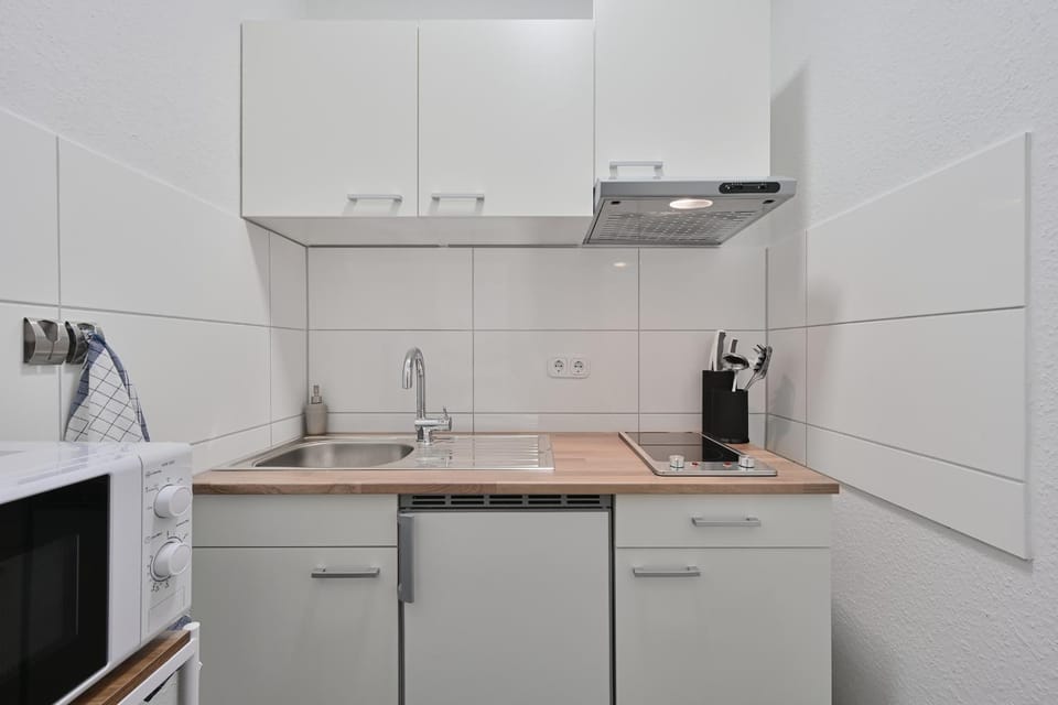 Kitchen or kitchenette, minibar, stove