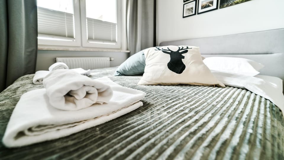 Bed, Bedroom, towels