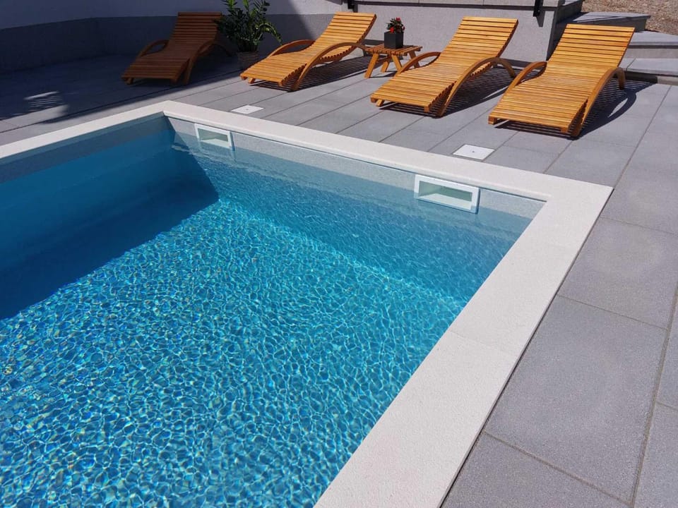 Swimming pool, Swimming pool
