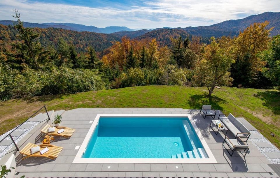 Mountain view, Pool view, Swimming pool, Swimming pool, sunbed