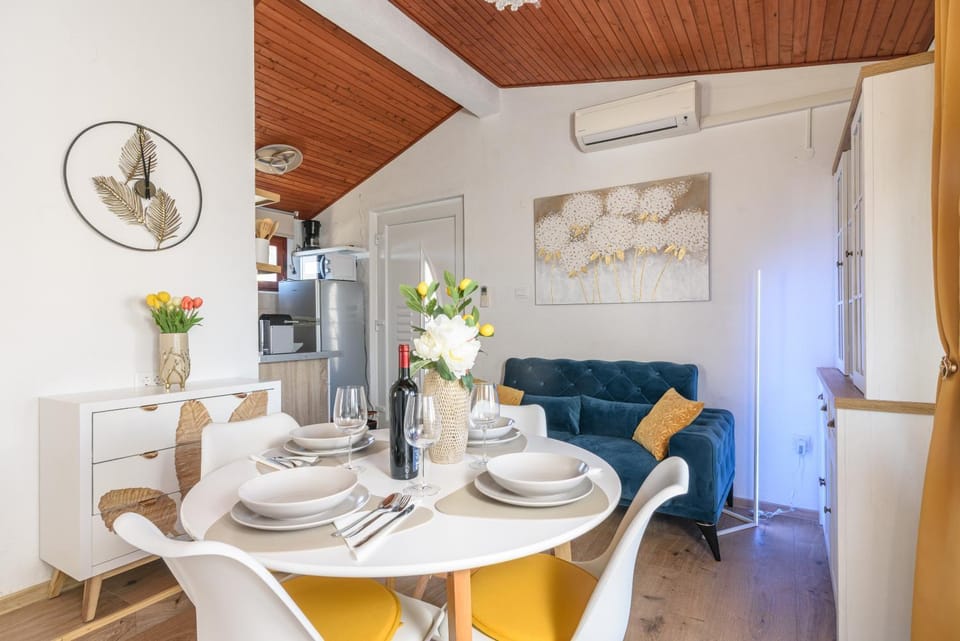 Living room, Seating area, Dining area, oven, air conditioner