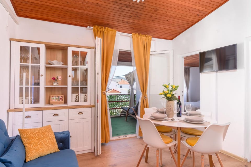 TV and multimedia, Living room, Seating area, Dining area