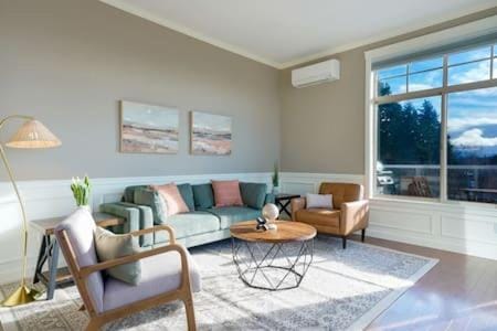 Fremont home with panoramic views near Woodland Zoo House in Fremont