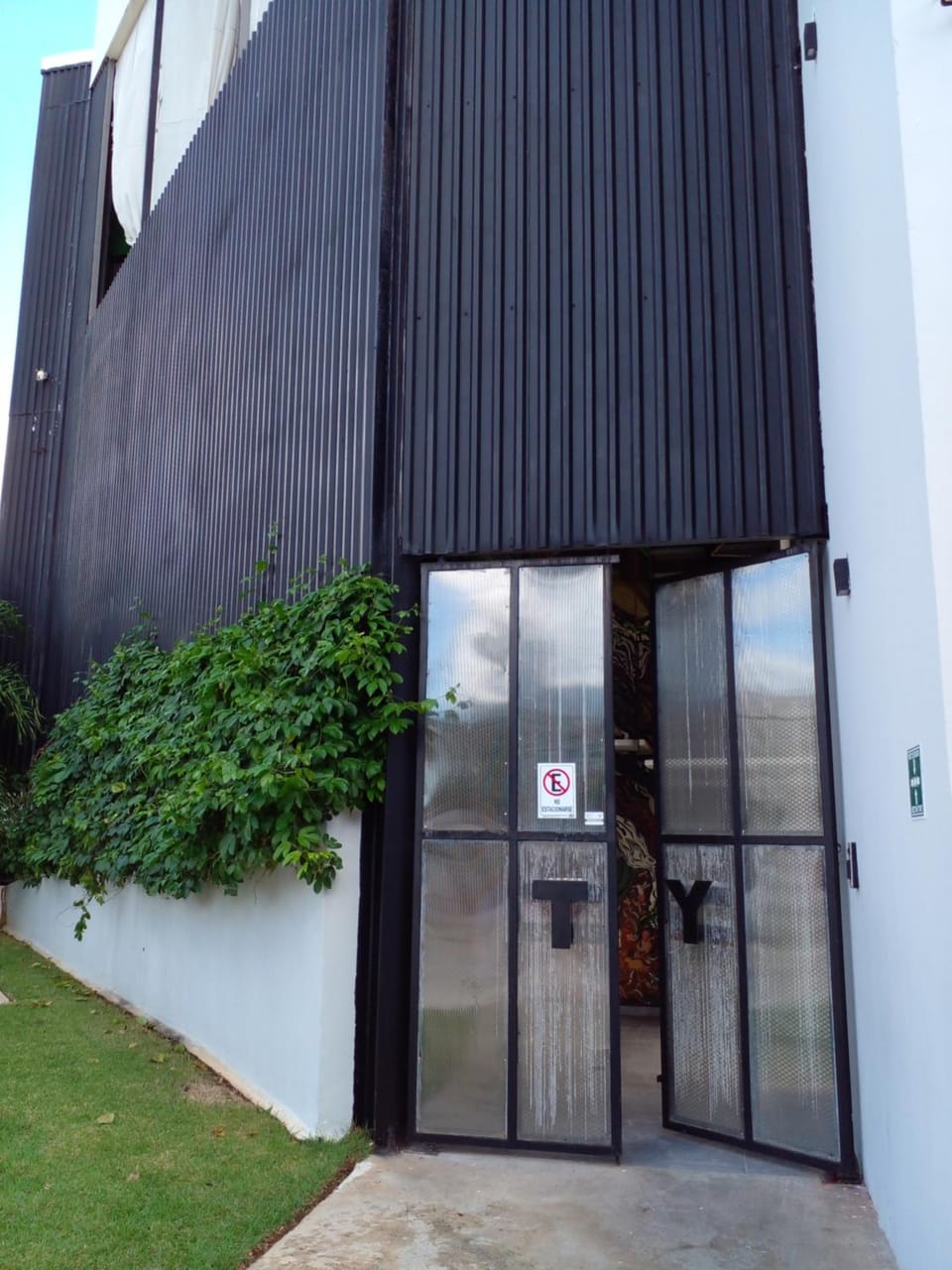 Facade/entrance
