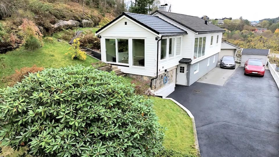 Property building, Neighbourhood, Natural landscape, Garden, Garden view
