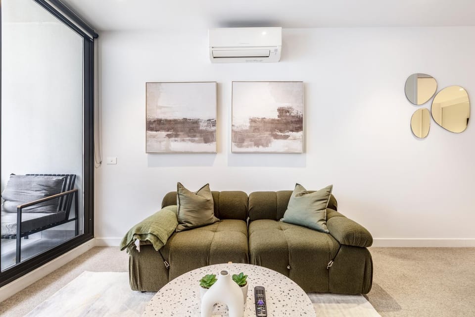 Central & Stylish in St Kilda w AC, WiFi =& Balcony Apartment in Saint Kilda