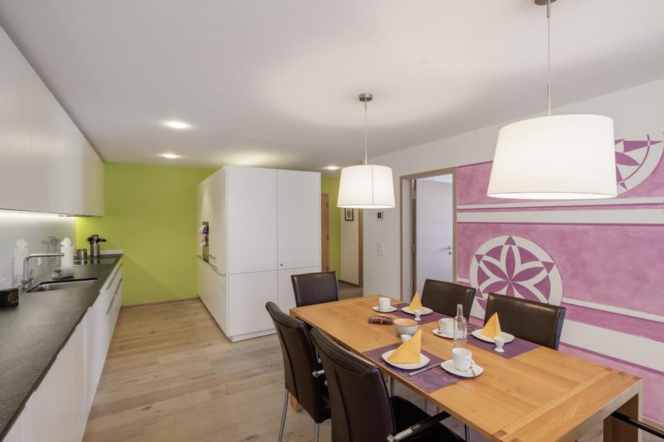 Kitchen or kitchenette, Seating area, Dining area