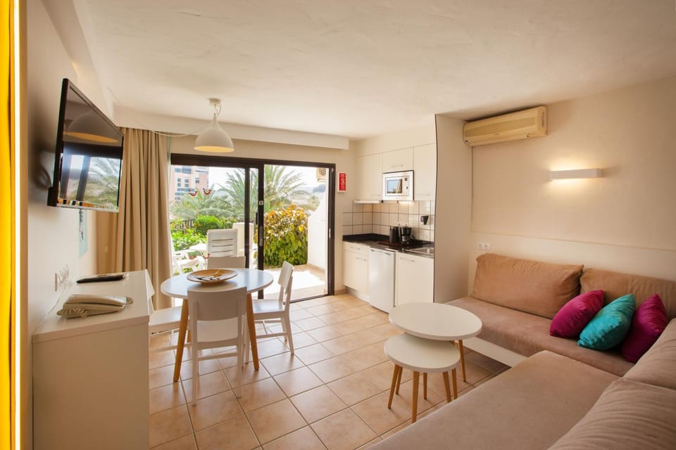 Kitchen or kitchenette, Living room