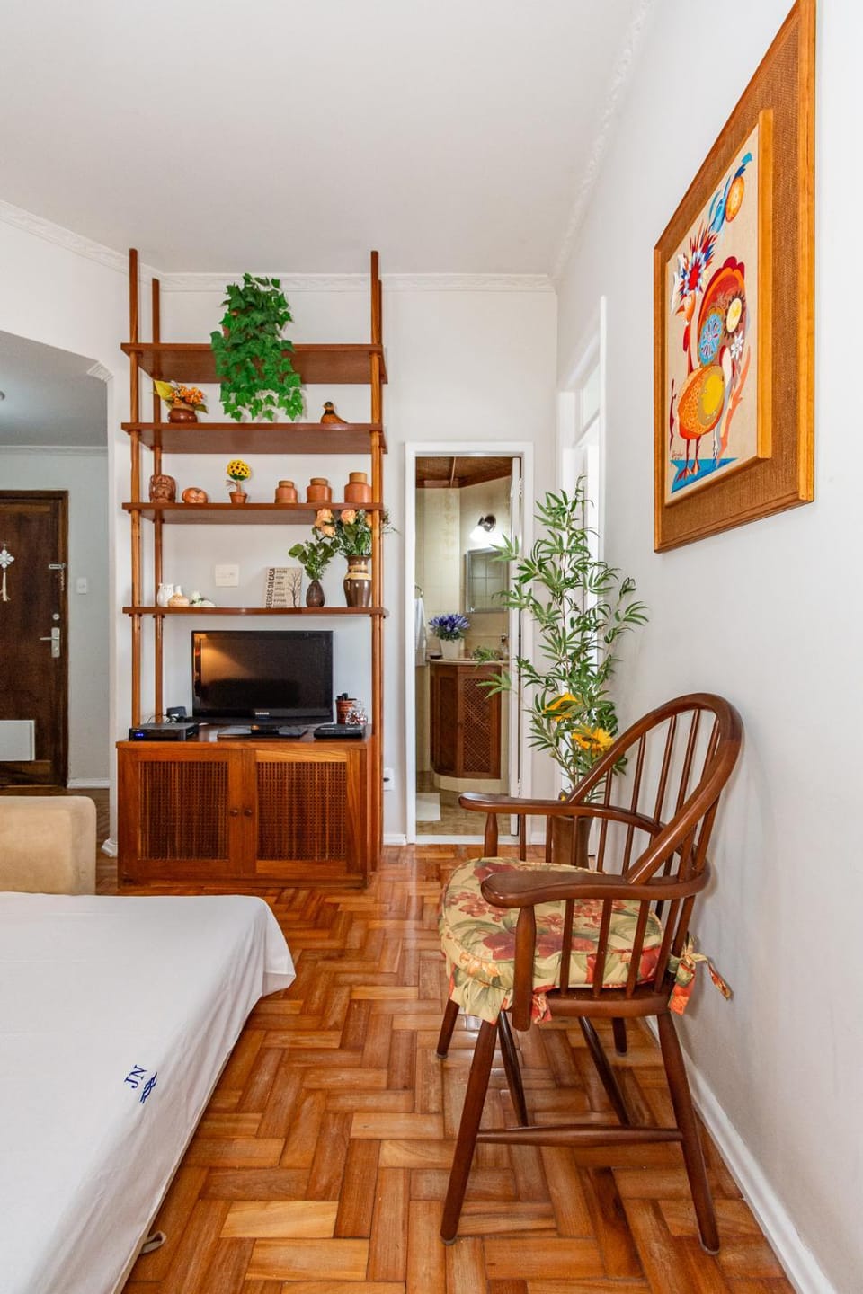 Bed, Living room, Seating area, Dining area