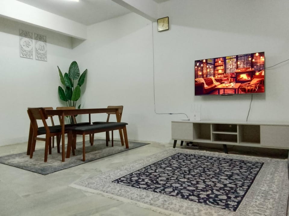 Communal lounge/ TV room, TV and multimedia, Living room, Seating area, Dining area, Evening entertainment