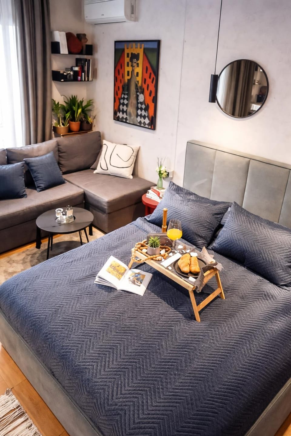 Day, Living room, Seating area, Dining area, Bedroom, Breakfast