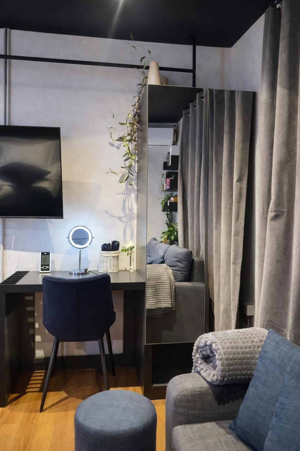 TV and multimedia, Decorative detail, Decorative detail, Seating area, wardrobe