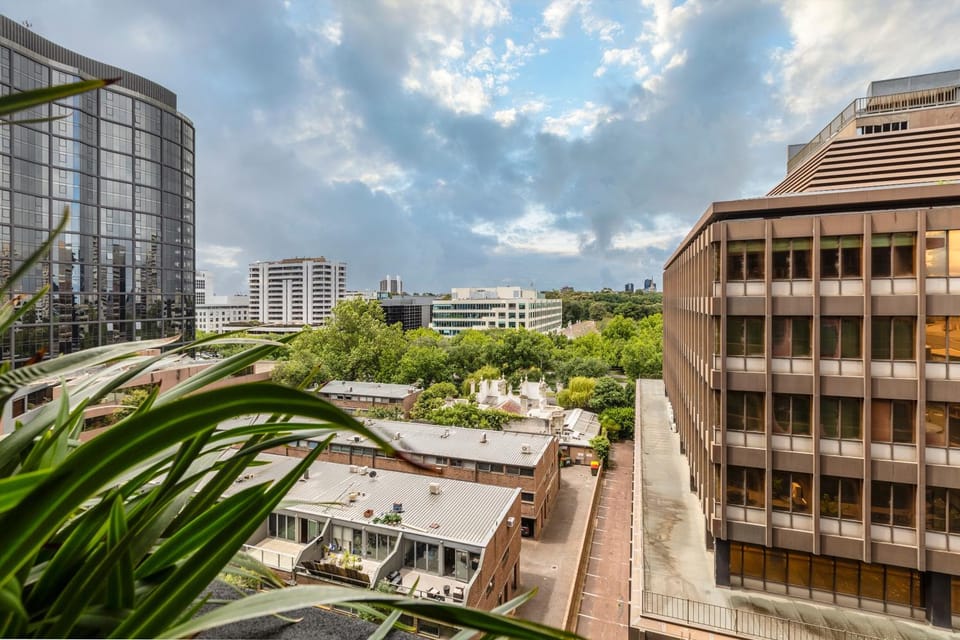 Luxe, Stylish & As-New Apt w Pool, Gym =& Car Park Apartment in Melbourne