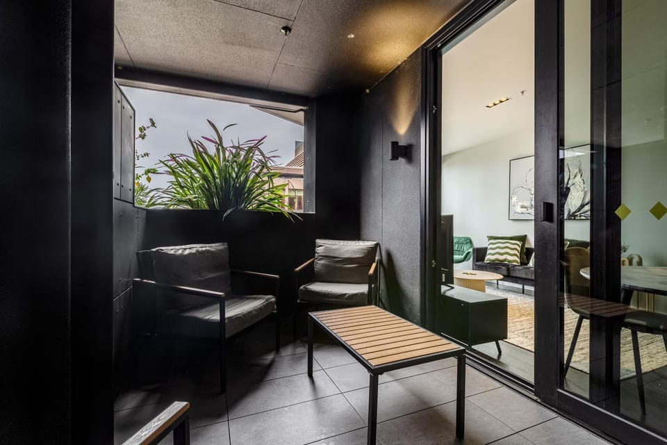 Luxe, Stylish & As-New Apt w Pool, Gym =& Car Park Apartment in Melbourne