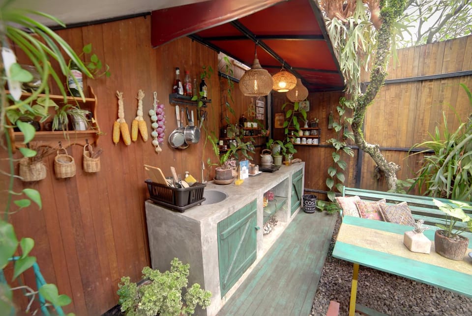 Kitchen or kitchenette, Garden view