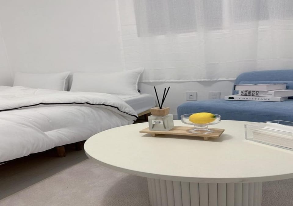 Bed, Seating area, Bedroom