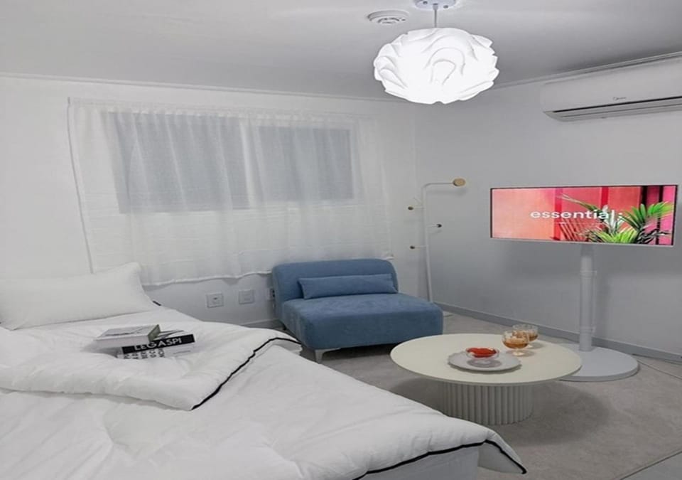 Bed, TV and multimedia, Bedroom, air conditioner