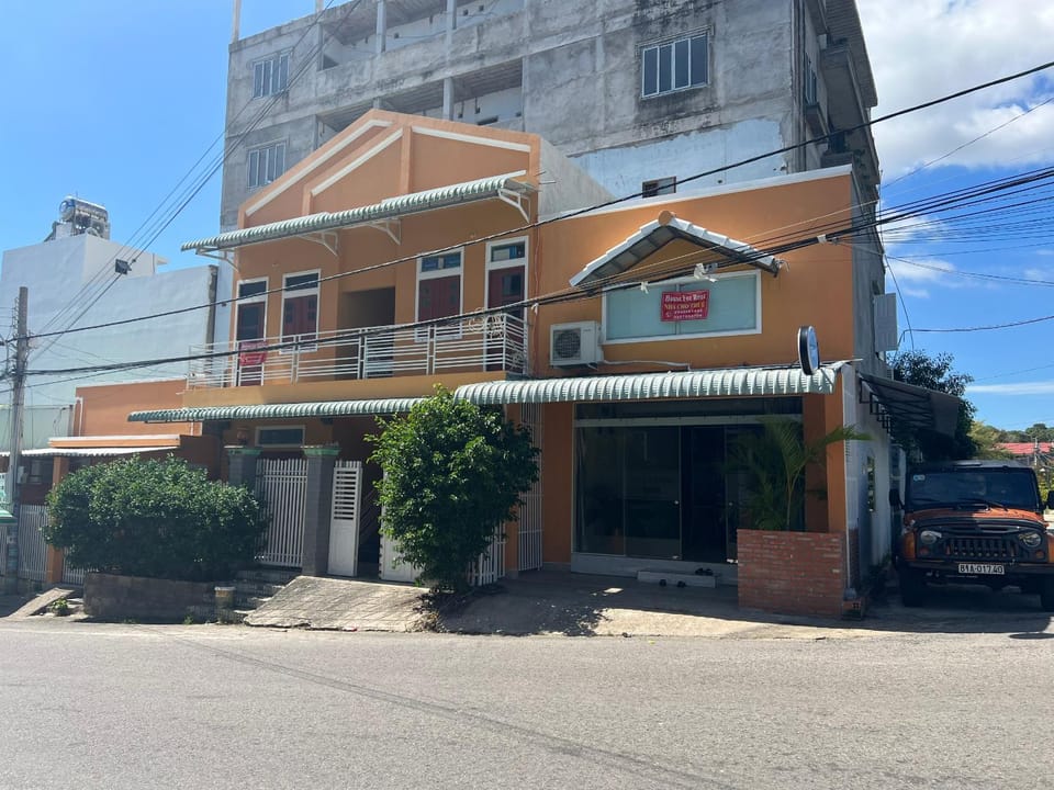 Property building, Facade/entrance, Day, Location, Parking