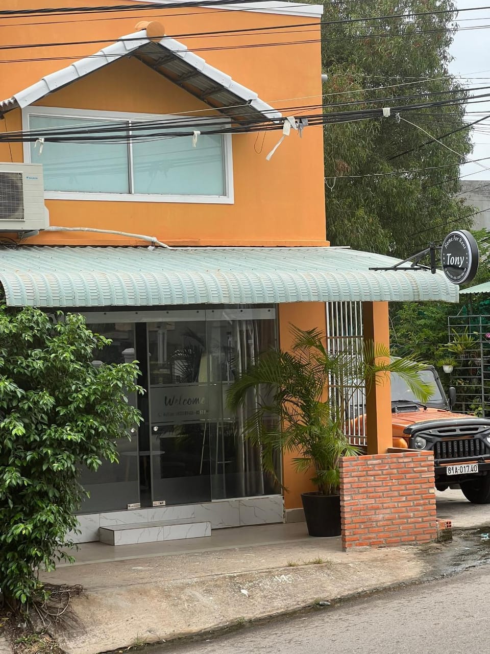 Property building, Facade/entrance, Day