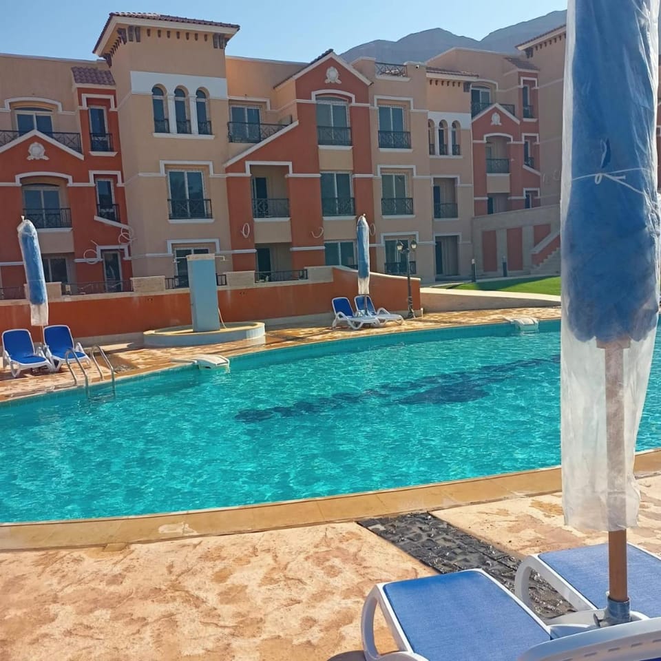 Property building, Mountain view, Pool view, Swimming pool