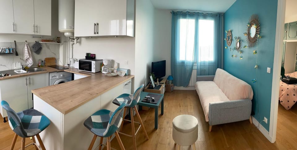 Kitchen or kitchenette, Dining area, stove