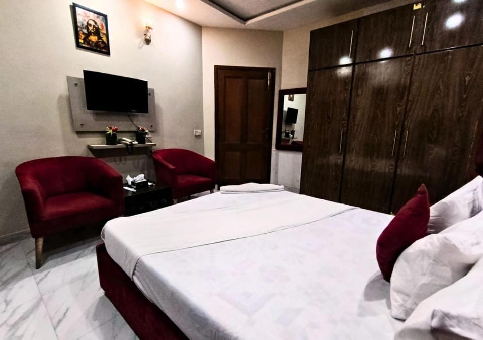 Bed, TV and multimedia, Seating area, Bedroom, wardrobe
