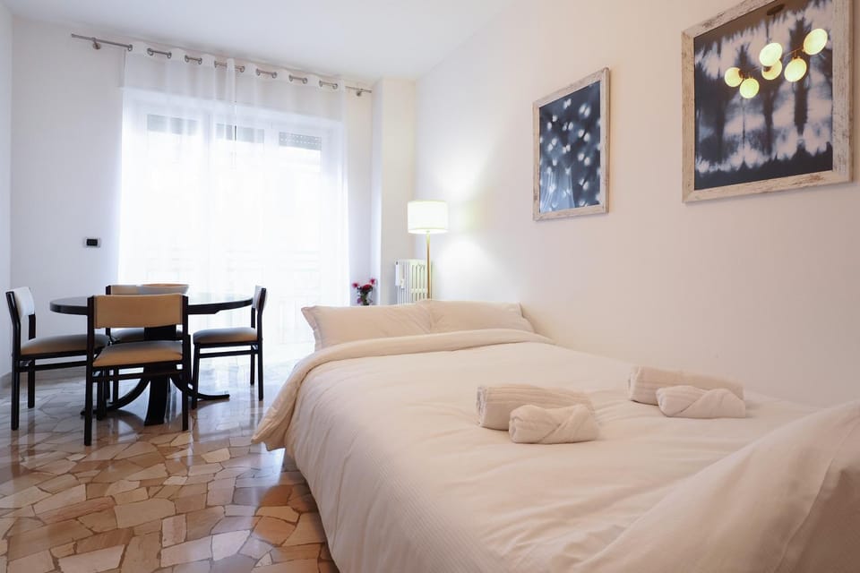 Bed, Living room, Photo of the whole room, Seating area, towels