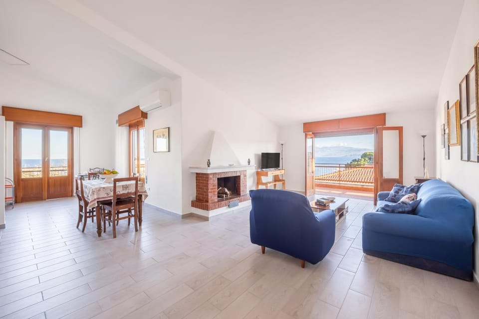 Communal lounge/ TV room, Communal lounge/ TV room, TV and multimedia, Living room, Seating area, Dining area