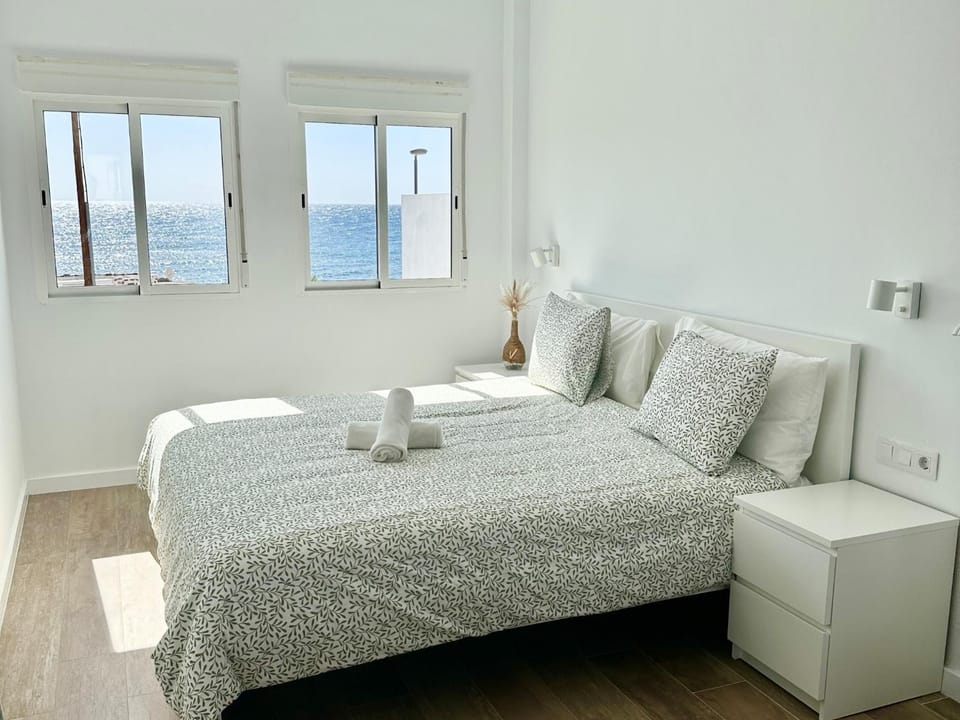 Bed, Photo of the whole room, towels