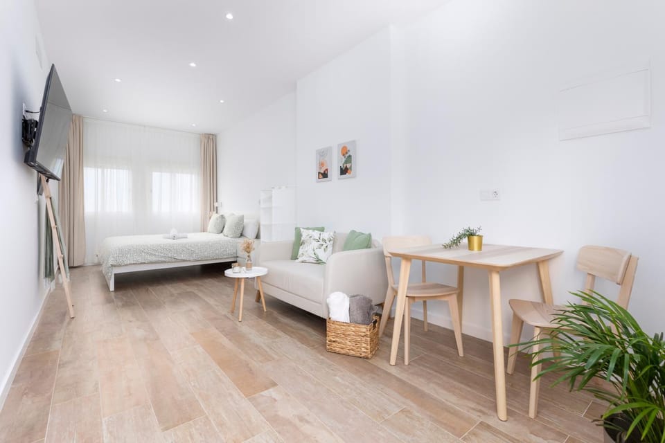 TV and multimedia, Living room, Seating area, Bedroom
