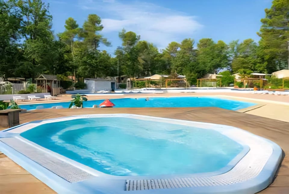 Hot Tub, Swimming pool