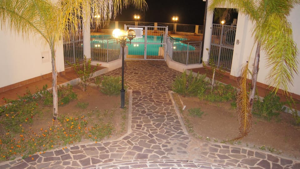 Pool view, Street view