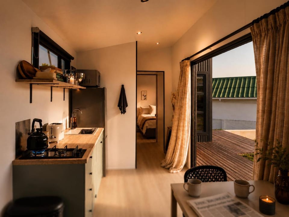 Bed, Kitchen or kitchenette, Dining area, toaster