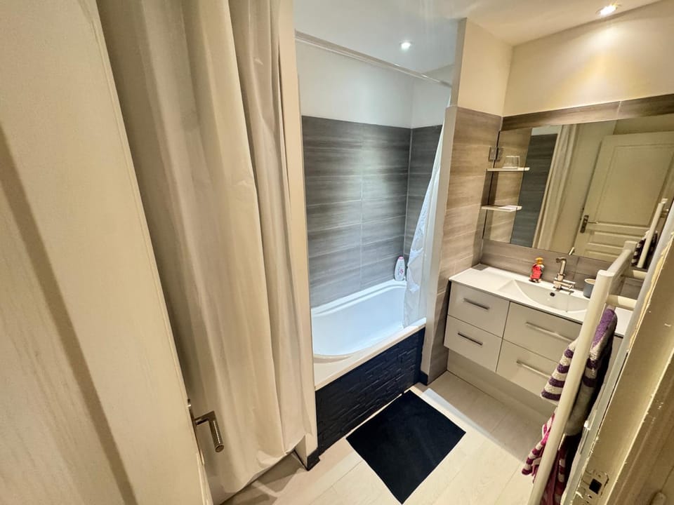 Bathroom, Bath