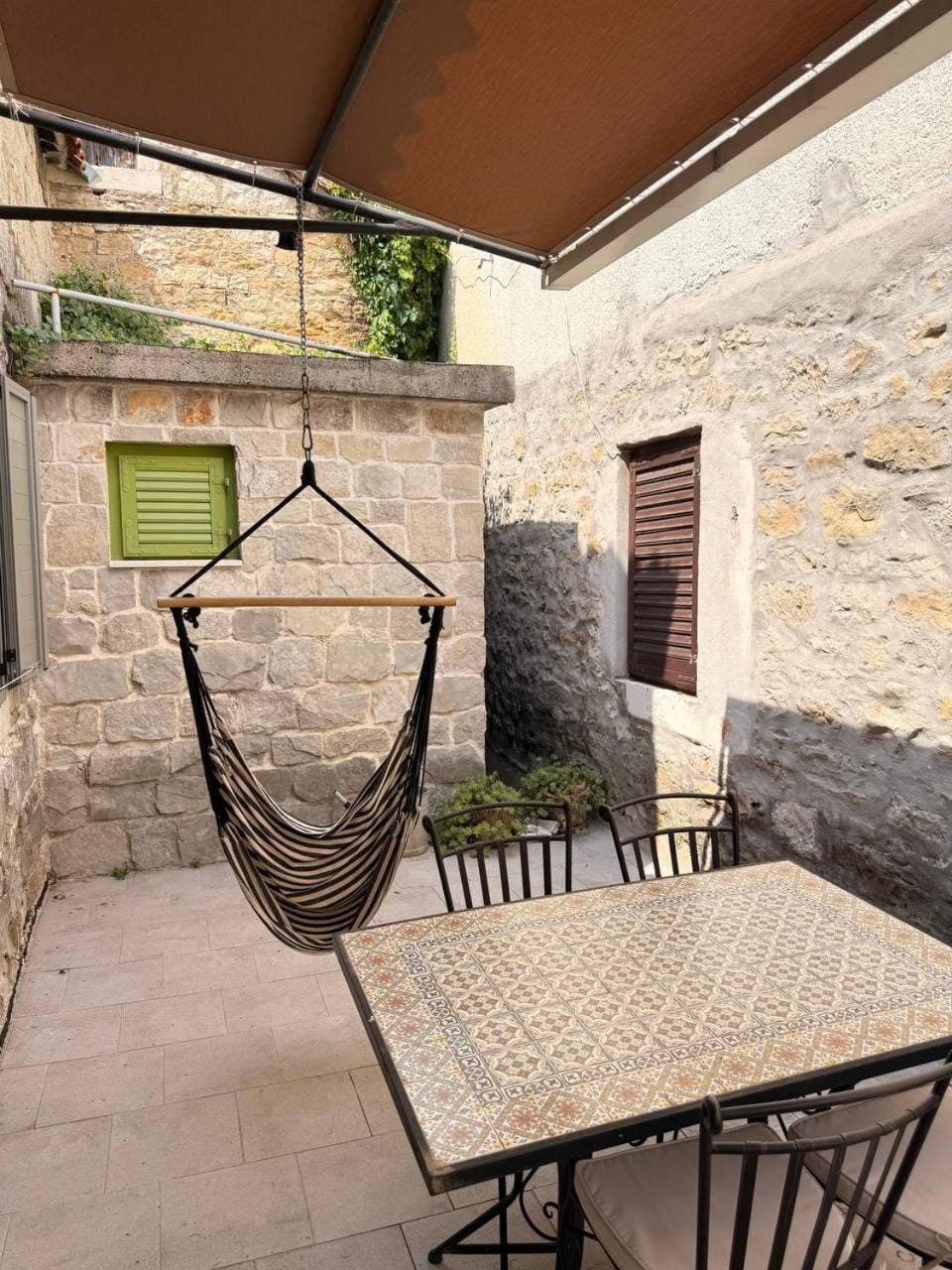 Property building, Balcony/Terrace, Seating area