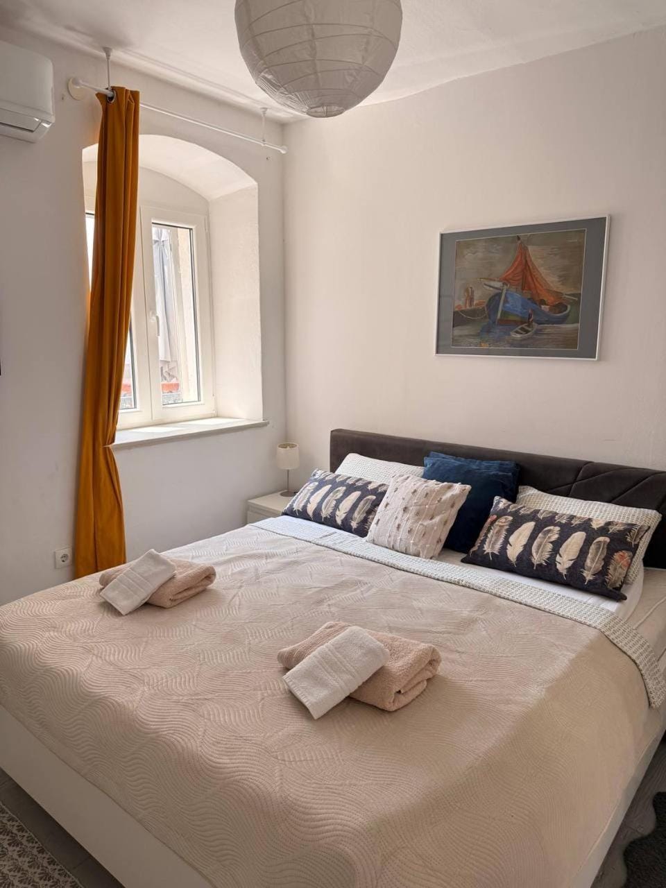 Bed, Bedroom, towels, air conditioner