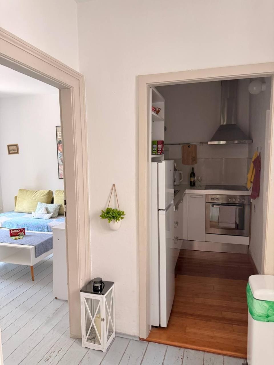 Kitchen or kitchenette, Photo of the whole room, oven, stove, kitchen