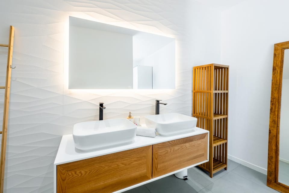 Bathroom, Bedroom, towels