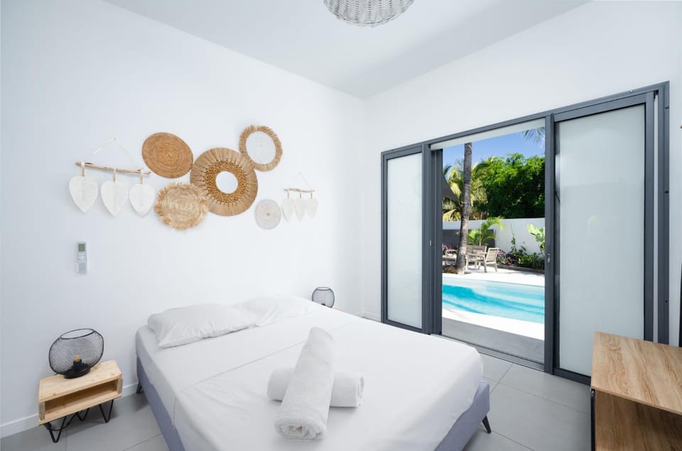 Bed, Photo of the whole room, Bedroom, Pool view, Swimming pool, sunbed, towels