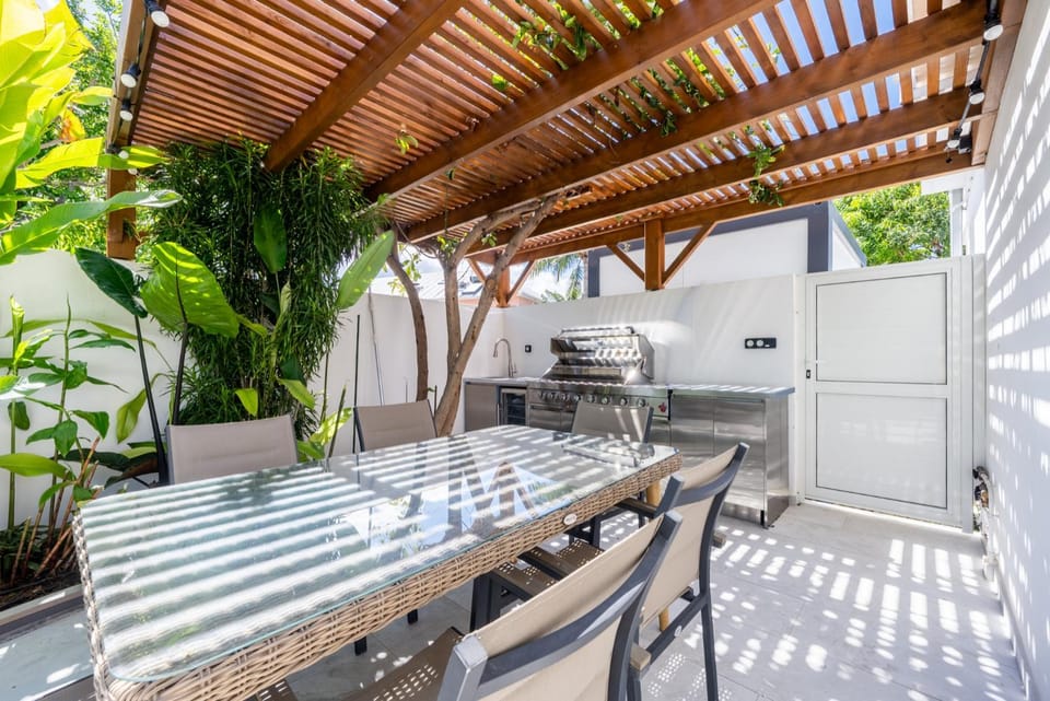 Patio, Day, BBQ facilities, Kitchen or kitchenette, Living room, Seating area, Dining area