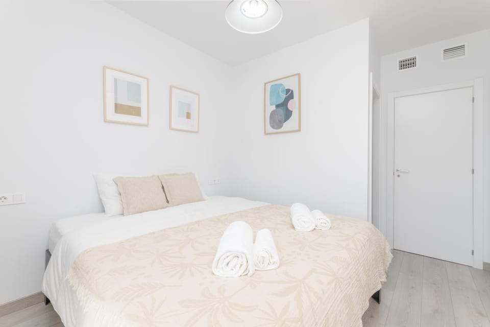 Bed, Photo of the whole room, Bedroom, towels